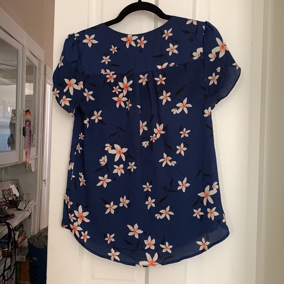 41 Hawthorn floral blue blouse with keyhole neckline. Size small. - Picture 3 of 3